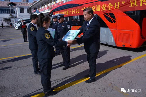公交、交警戮力同心保安全