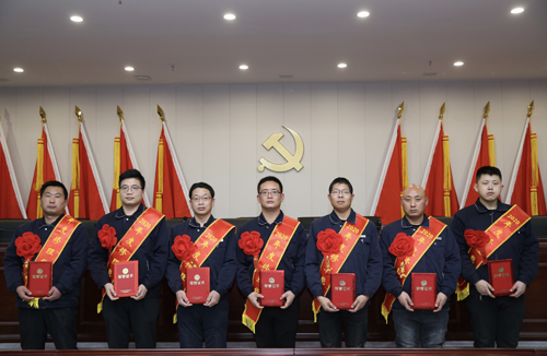 0206 修理能手從左至右依次為 邵冠峰、王寶玉、潘春樂、李龍、許特斯、韓利杰、寇增亮.jpg