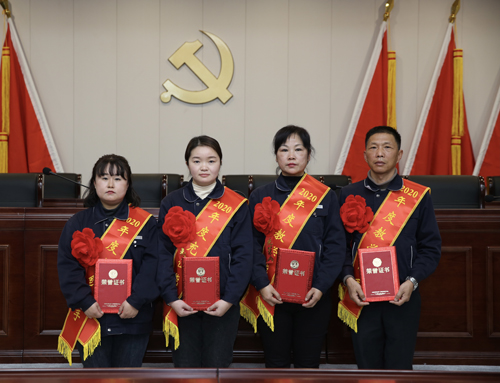 0207 從左至右依次為 點(diǎn)鈔能手王璐、充值能手孫昭娣、教學(xué)能手王慧娟、孫衛(wèi)東.jpg