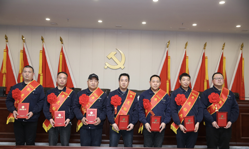0202  標(biāo)兵從左至右依次為 苗田、尤建鵬、劉德斌、褚聰偉、王占峰、解偉強(qiáng)、馬群藝.jpg